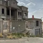 للبيع فله عظم. وسبع شقق