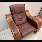 كرسي استقبال جلد بني