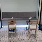 كنبة وطاوله وكرسيين