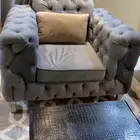 كنب رمادي مع طاولات خدمه .