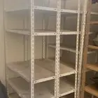 رفوف حديد اللون ابيض
