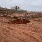 بنا جدار حجر وتسوير وتسوية ارض