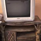تلفاز و طاوله