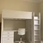 للبيع سريرين عالي مع مكتب من ايكيا