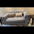 كنب رمادي وخداديات بيج مريح وفخم