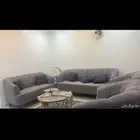 كنب نظيف مع طاولات