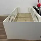 سرير اطفال ابيض