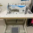 مكينة خياطة صناعيه فيها مثبت سرعه طاوله قص ممتازه قوية