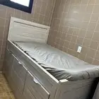 سرير فيه ثلاثه ادرج تخزين ودولاب ارفف وتعليق