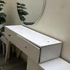 تسريحة ويوجد فيها اضاءه في المرايه