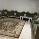 فرشه ومخاد مع الطاوله مع الكنب مع المدخل