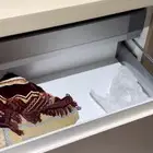 مطبخ حرف (L) بلون مميز يعطي اتساع للمكان