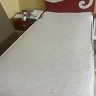 سرير نفر مع مرتبة نظيفة