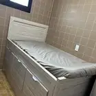 سرير ودولاب استخدام بسيط
