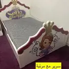 طقم غرفة نوم مع كرسي وطاولتين قهوة