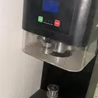 آلة كبس علب تبع كافيهات ومقهى