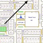 للبيع ارض حي غرناطه ( مخطط 153 9) بلك ب شارعين