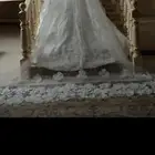 فستان زفاف مع طرحته من المصممة يارا العامر