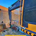 سواق بوكلين خبره في القص وبنيان الجدران والحفر والهدم