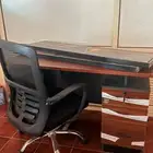 مكتب وكرسي