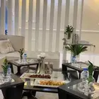 طاولة معها اربع طاولات خدمه
