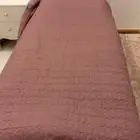 سريرين وفرشة وطاولتين