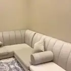 كنب جديد عربي خالي من العيوب واستخدام نظيف مع الستاره