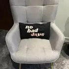 كرسي كنب جديد مع مخدة وستارة جديدة بدون عمود للبيع المستعجل