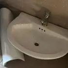 مغسله حمام مستعمل في شعر بسيط بس مو مأثر عليها