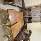 كنب من المطلق مع ثلاث طاولات وستاره