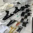 علاقة ملابس بلاستك - خشب. - مخمل - فصوص