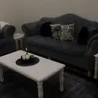 كنب للبيع مع طاولات على السوم