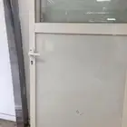 يوجد ابواب المنيوم مستخدمة نظيفة