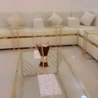 كنب بحاله جيدة مع طاوله بالنص ثنتين كبيره وطاولات جانبيه