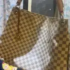 شنطه لوي يتون اصليه من امريكا ابا فيها 300