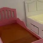 سرير أطفال وردي نظيف
