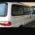 باص لي نقل الطلاب