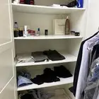 دولاب ثلاثة ابواب بابين ارفف وباب تعليق