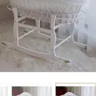 كرسي مواليد موجود فيه لباد وناموسيه مفروش جاهز مريح جدا