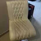 كرسي ابيض كريح يدور