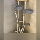 متبرع بعكازات