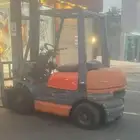 رافعة شوكية فوركليفت للايجار اليومي في المجاردة