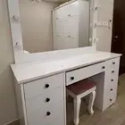 تسريحة ومكتب