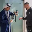 قهوجى وصبابين رجال ونساء وكرسي وطاولات