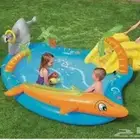 مسبح اطفال مع العاب