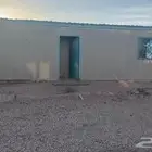 غرف مستعملة للبيع مع خزانات ديزل وكمية من سكراب حديد