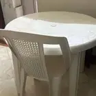 طاولات وكراسي بلاستيك بيضاء دائريه ومربعه
