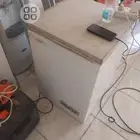 فريزر ارضي صغير نظيف على الشرط