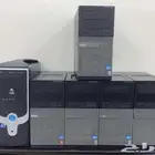 مجموعة كمبيوترات مع شاشات