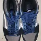 اثنين طقم أحذية رياضية